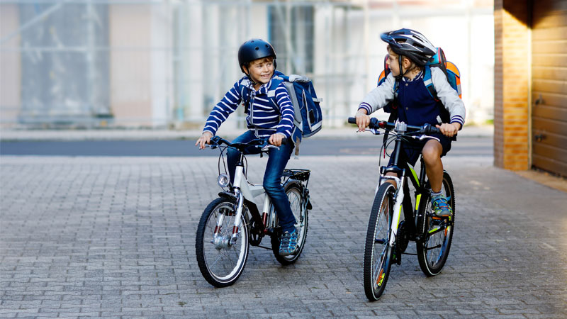 bimbi in bici con il casco